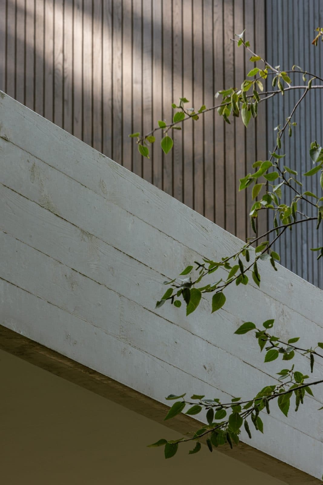 Golvende betonnen overstekking met horizontale ribfluwelen details