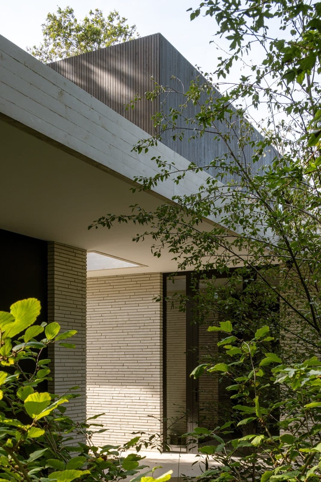 Zijgevel woning met houten beklading en betonnen constructiedelen