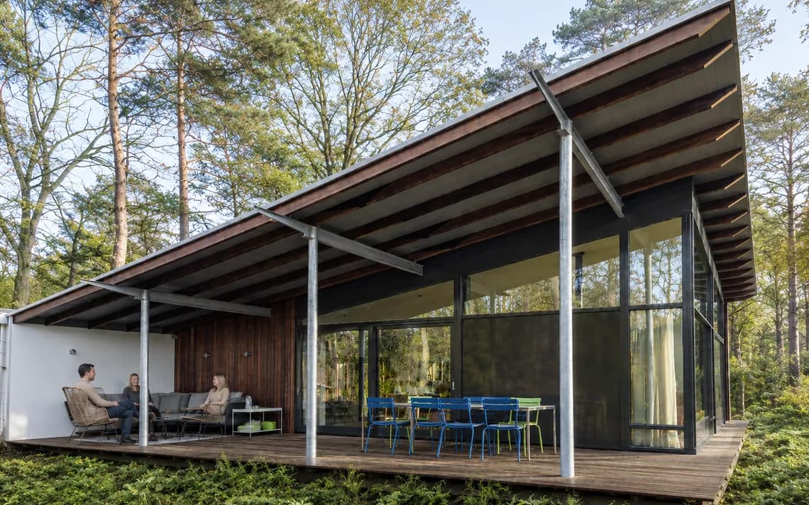 Hedendaagse villa met stalen overkapping, houten terras en glazen wanden