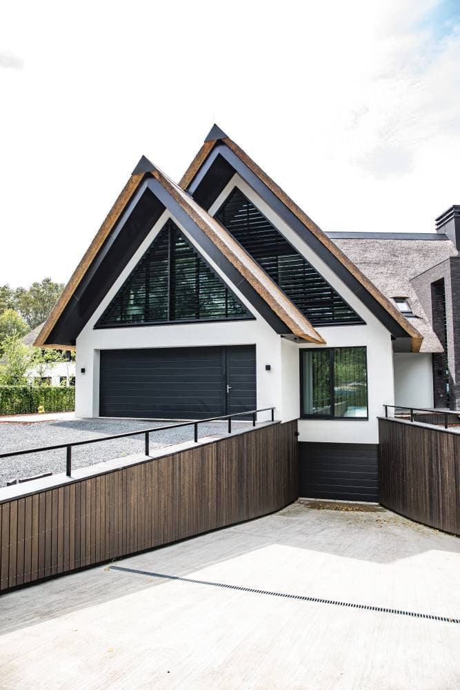 Garage met dubbele houten deuren en riet-gedekte daken
