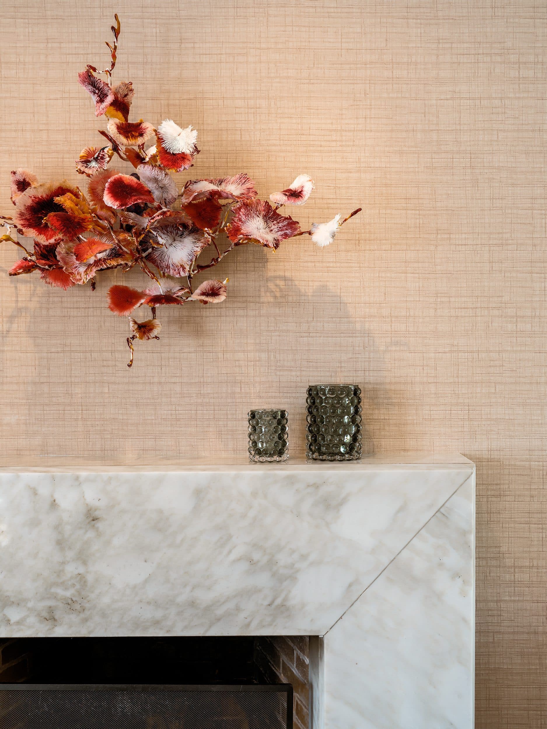 Raam met zebra-patroon rolgordijn, witte vensterbank met accessoires