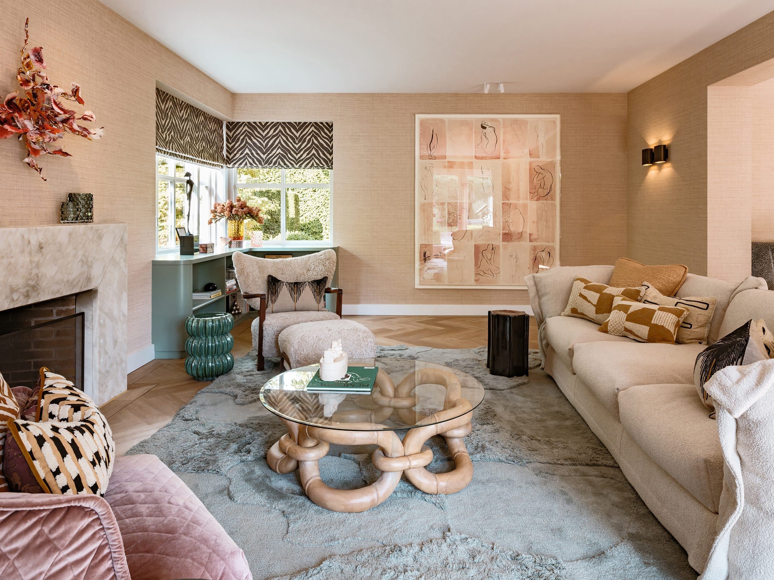 Decoratie met gedroogde bloemen, groene potjes op marmeren schouw