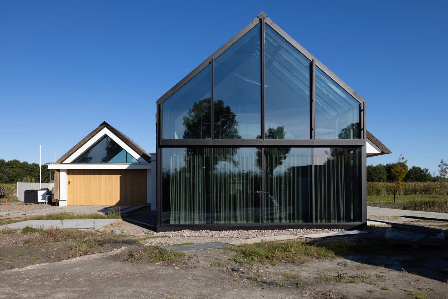 Toilet met donkergrijs stucwerk en marmer met witte keramische pot