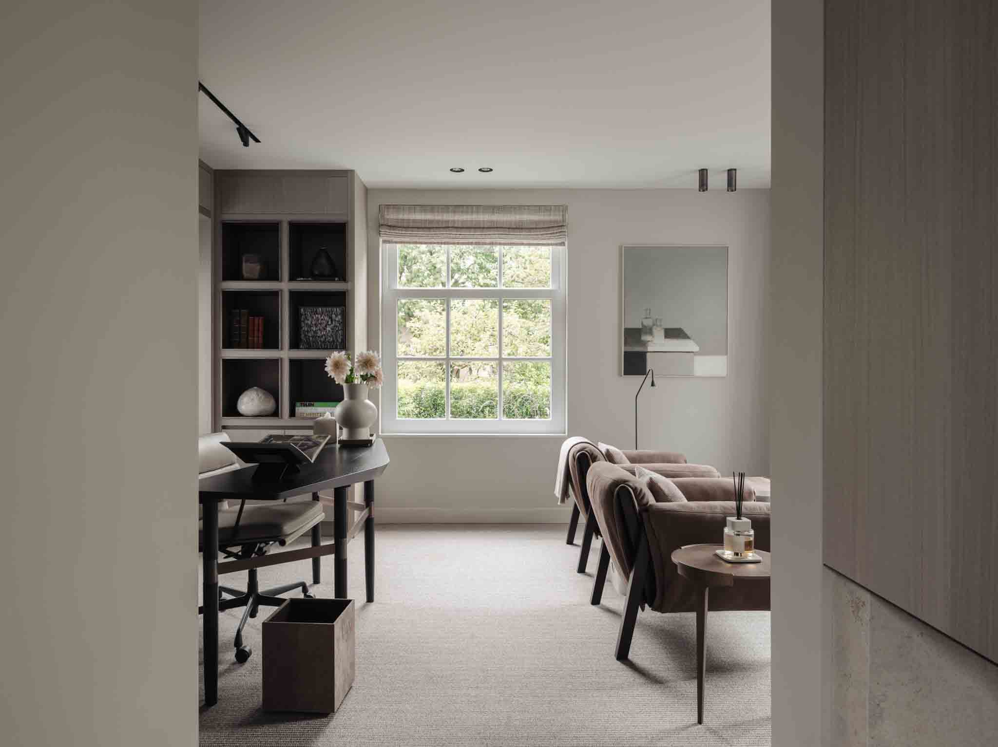 Slaapkamer met dubbele glazen deuren en minimalistische inrichting