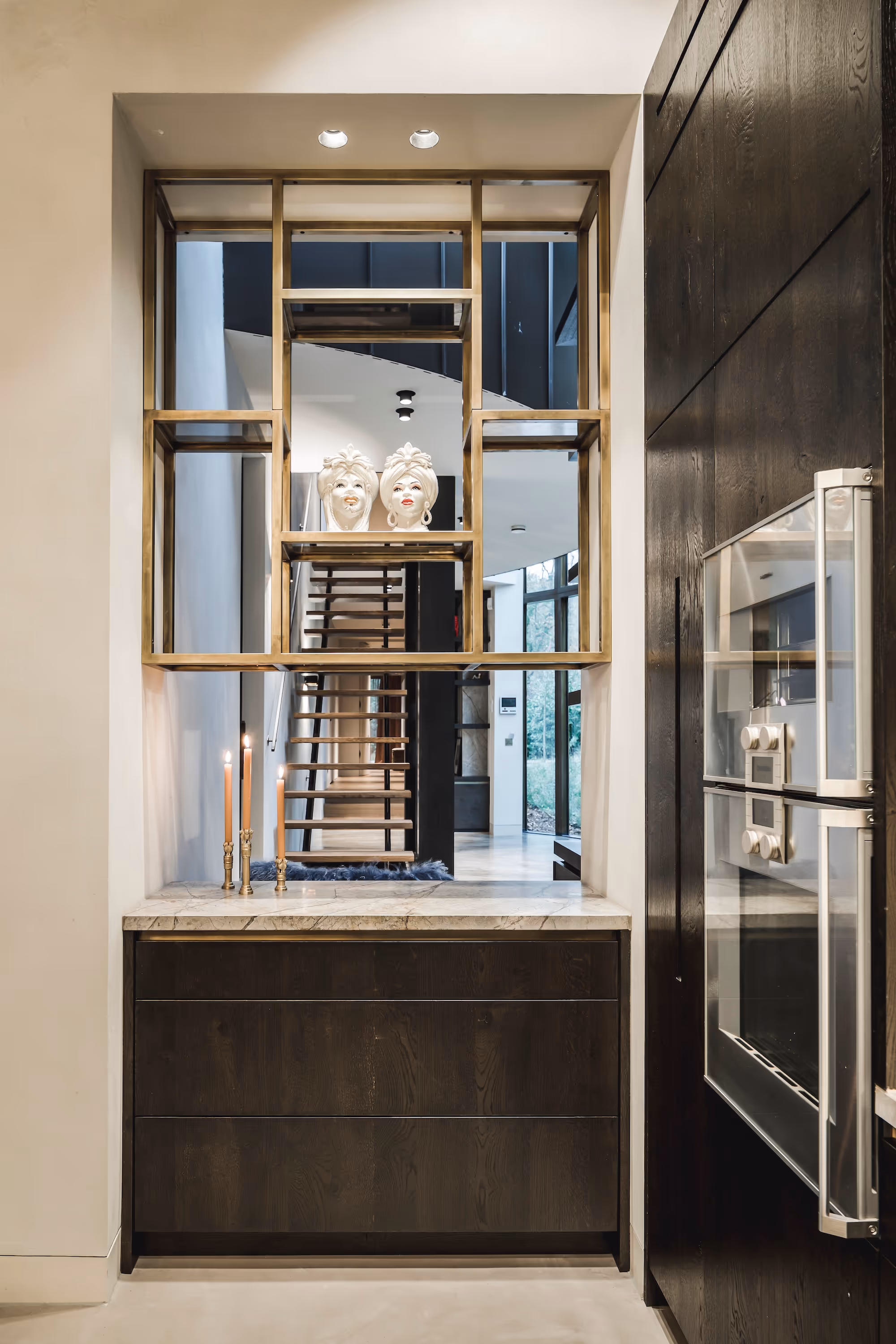 Displaykast met gouden frame en marmeren werkblad