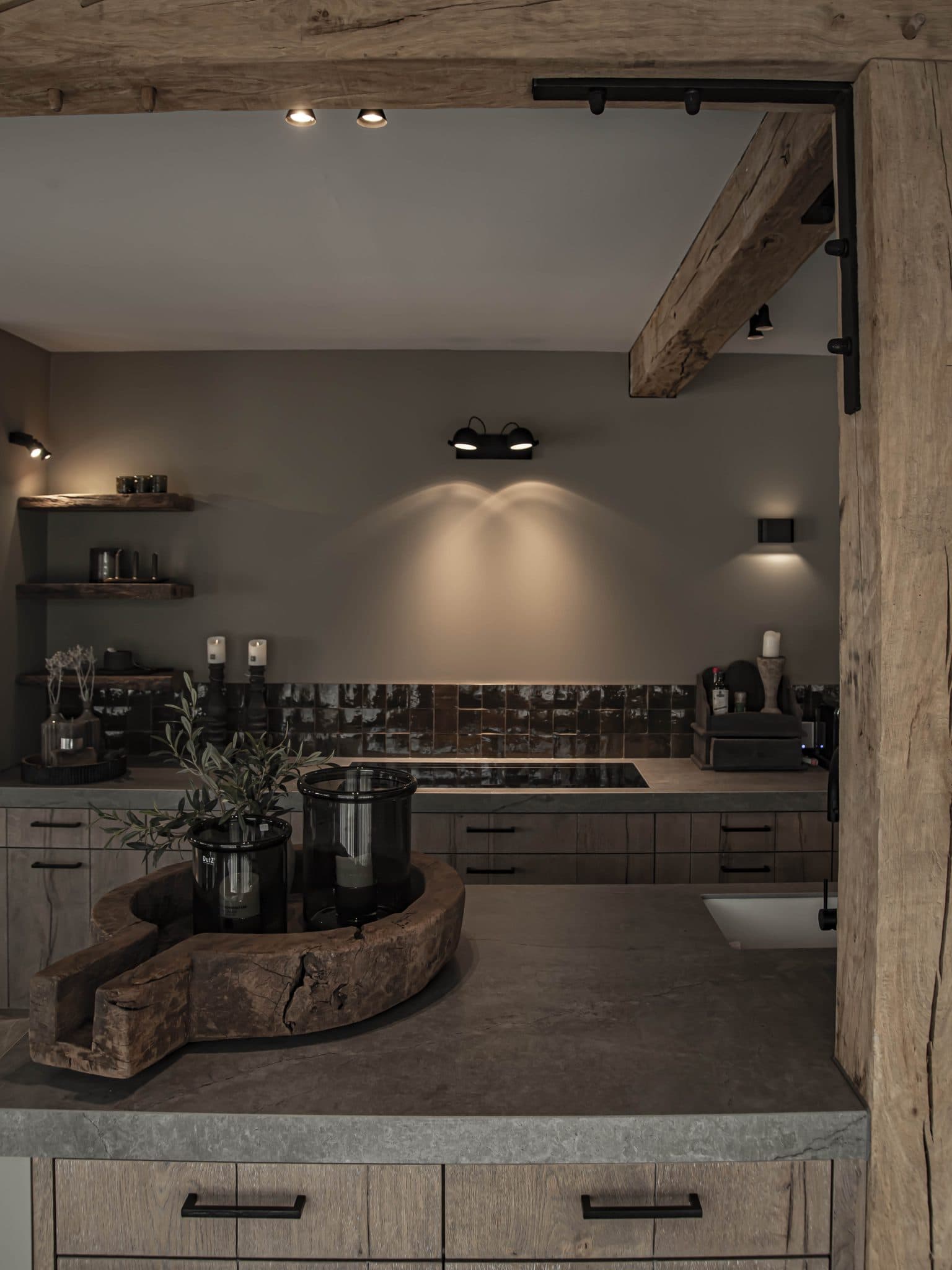 Moderne keuken met zwarte tegels, houten oppervlakte en verlichting