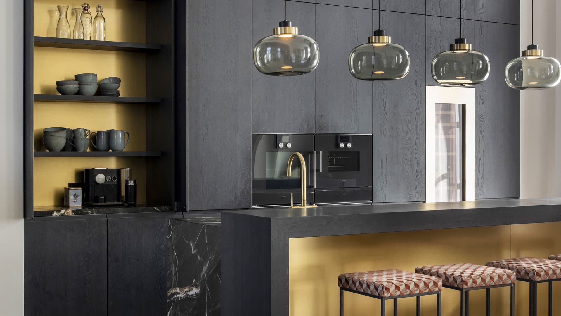 Zithoek met bruin leren stoelen, moderne hanglamp en open haard