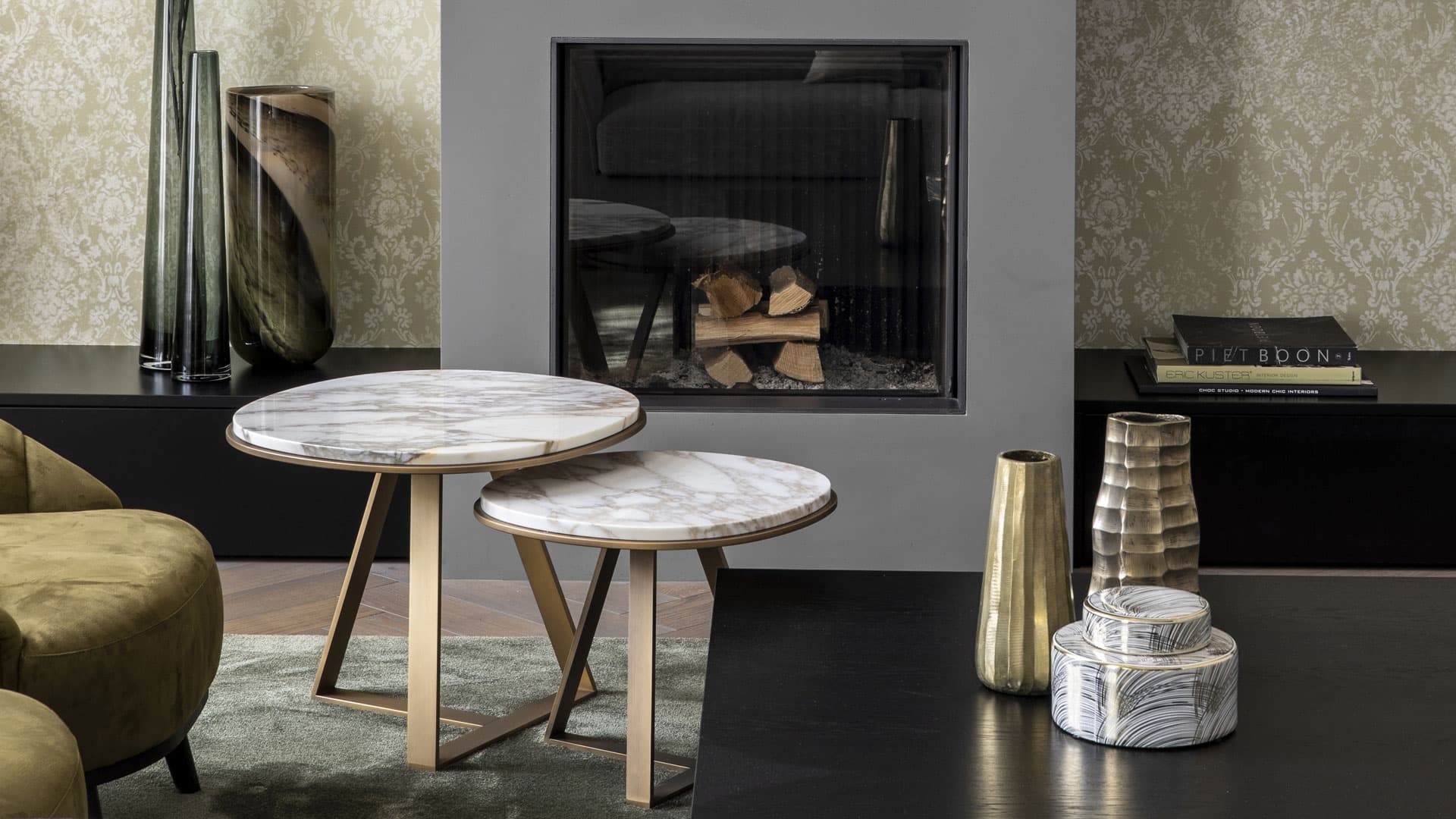 Moderne keuken met gouden binnenverlichting, glazen hanglichten en zwarte marmer afwerking