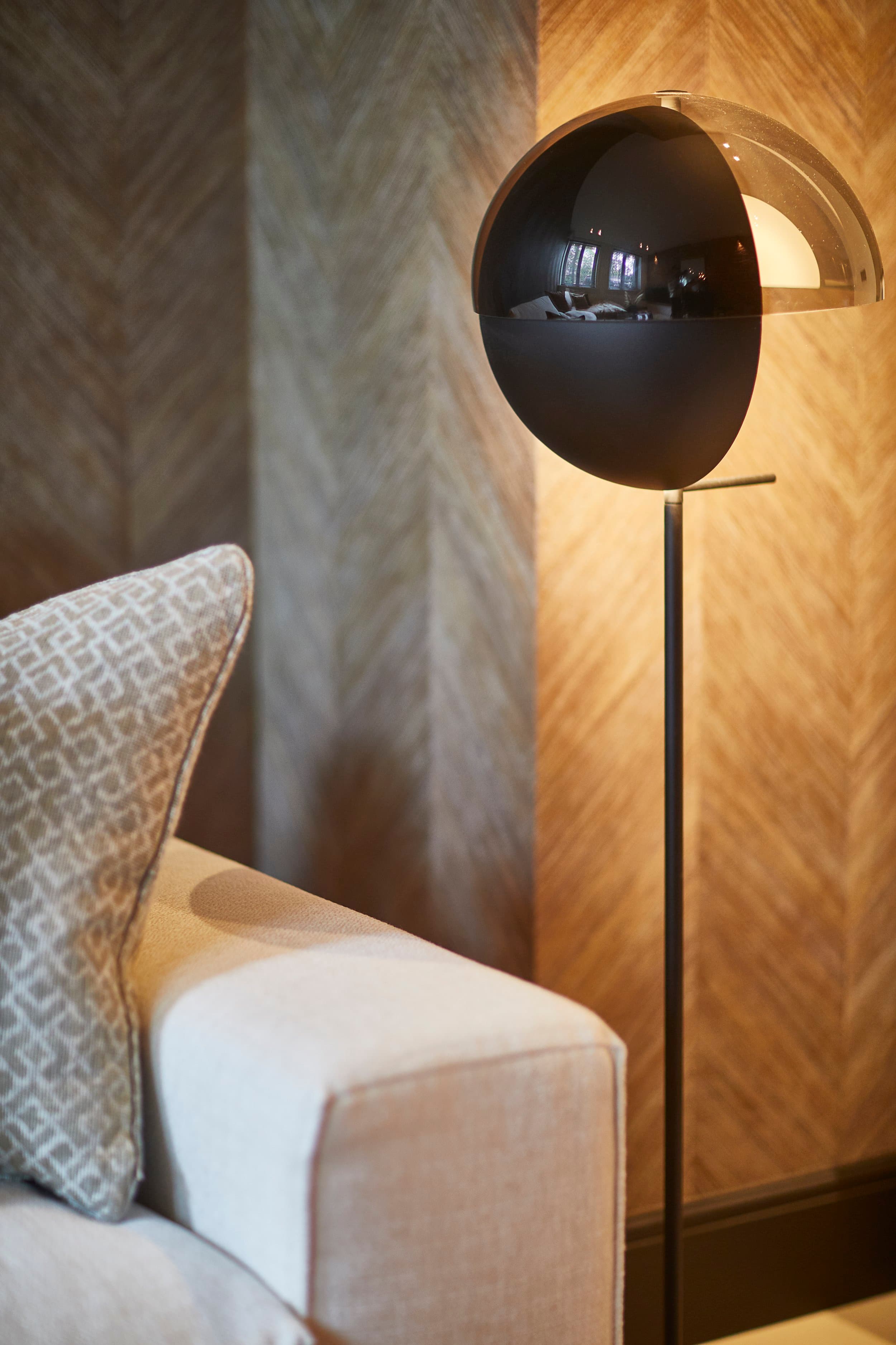 Gang met bakstenen muur, houten furniture en witte plint