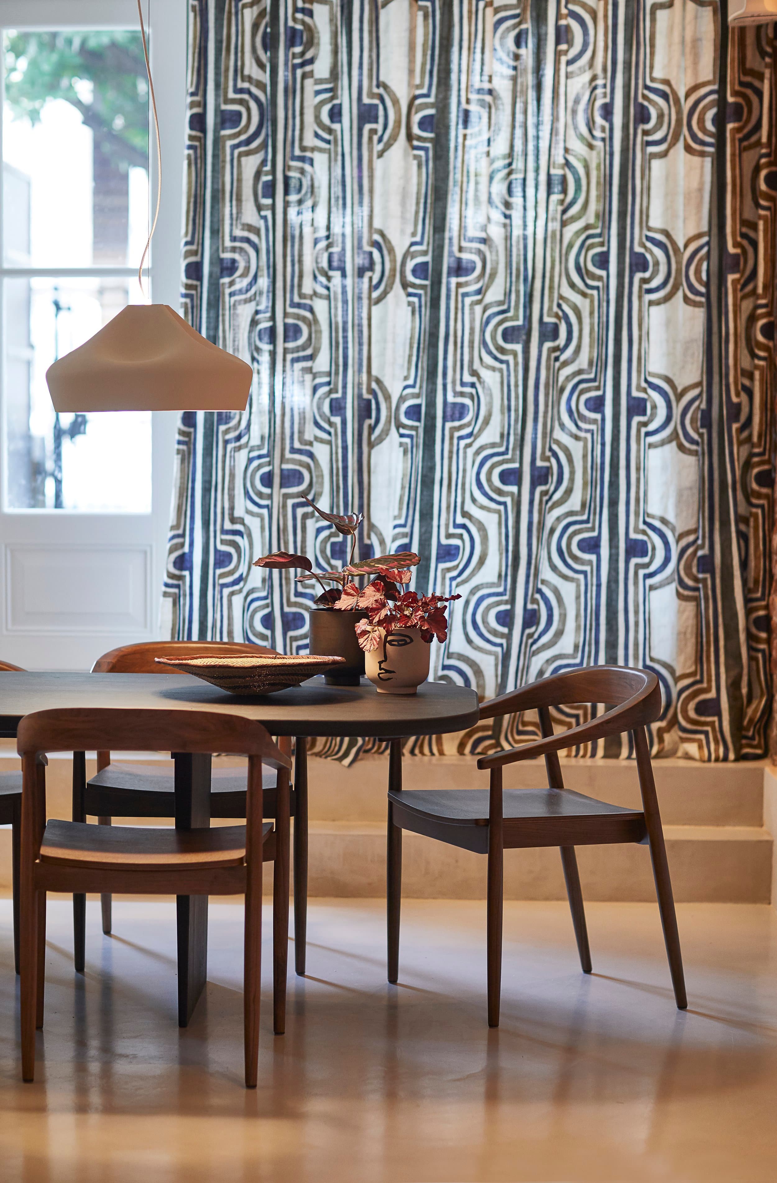 Eetkamer met houten vloer en ronde tafel met stoelen