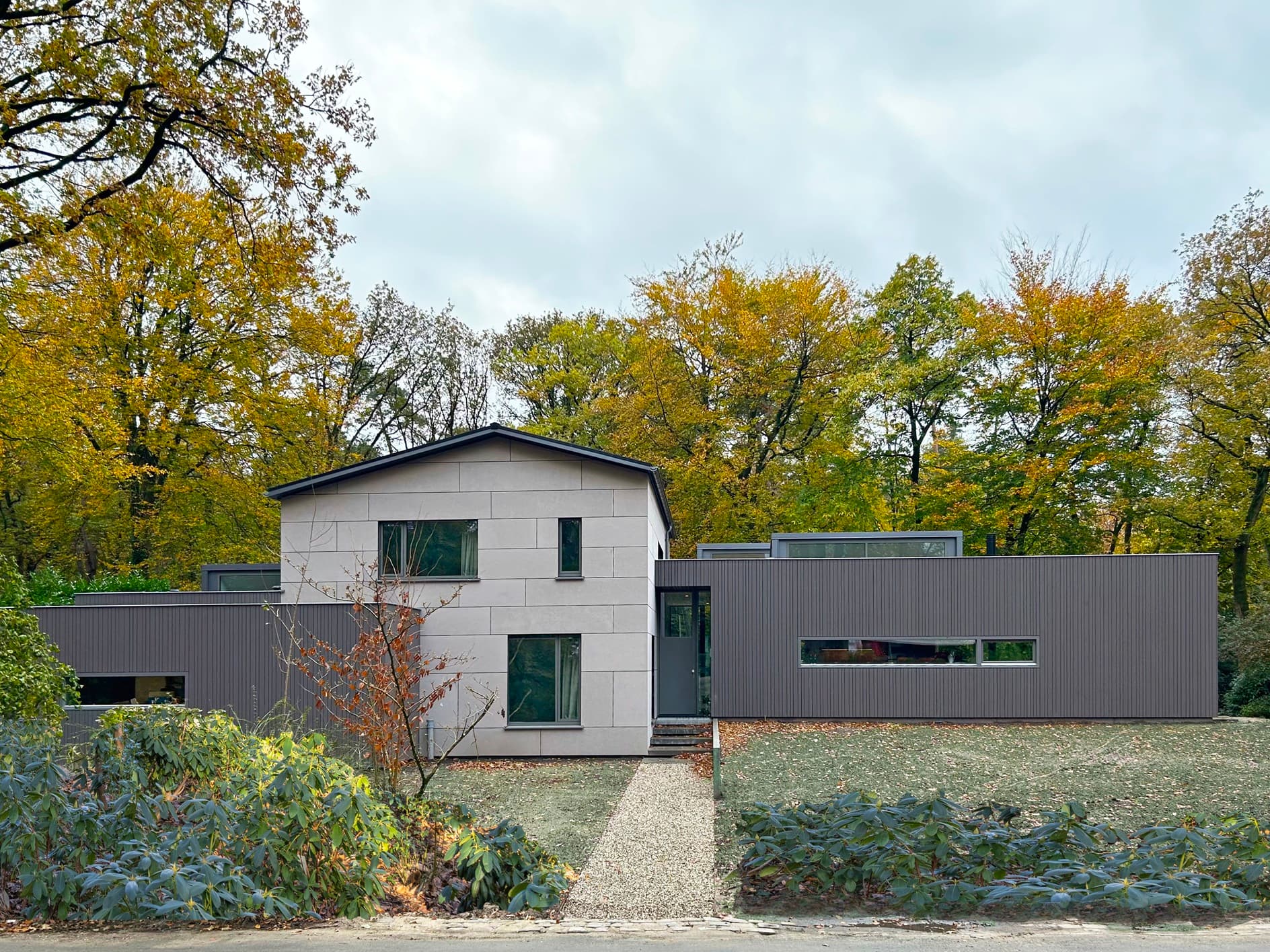 Woonkamer met eiken inbouwkasten en panoramisch glazen raam