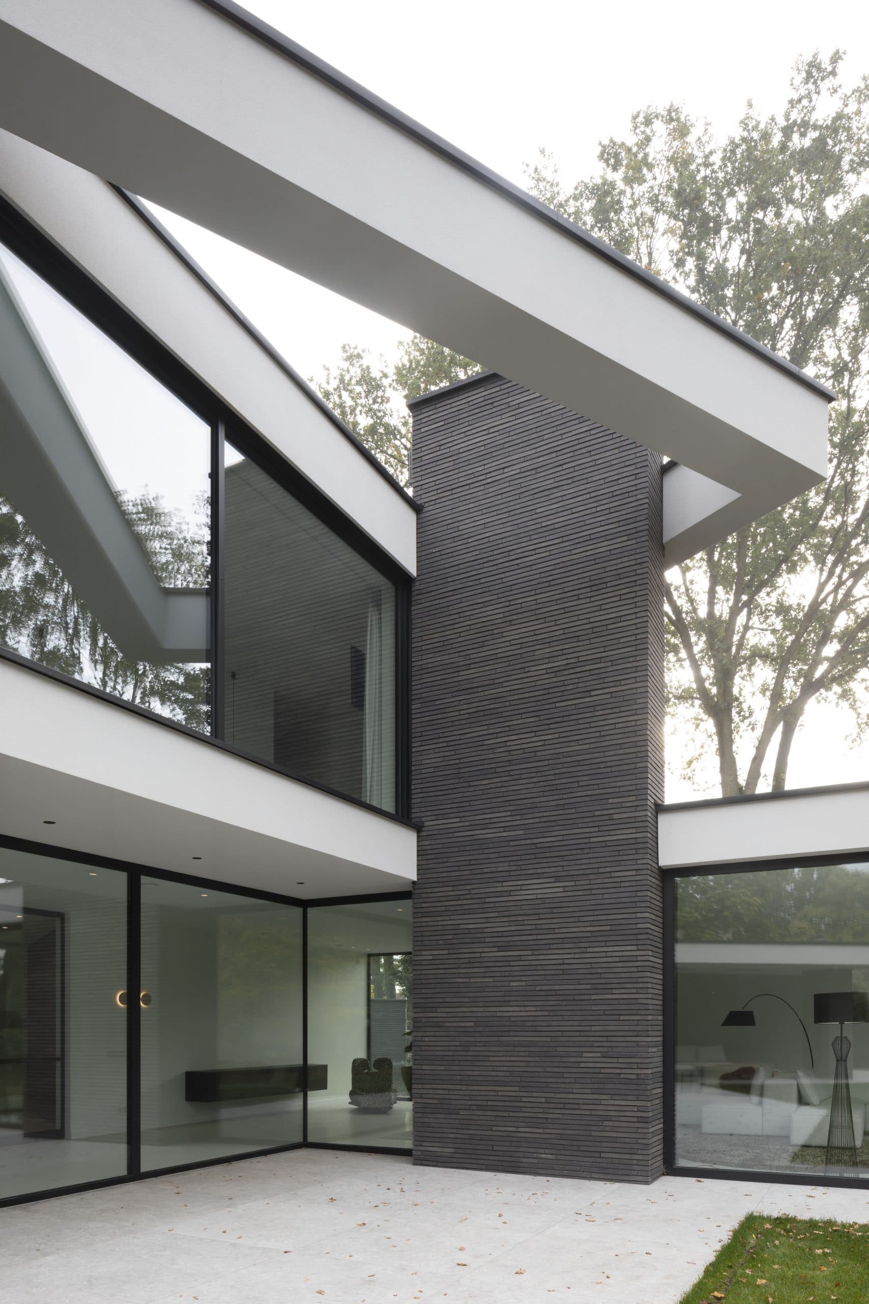 Architectonische detailweergave van verticale houten lamellen en witte betonnen elementen