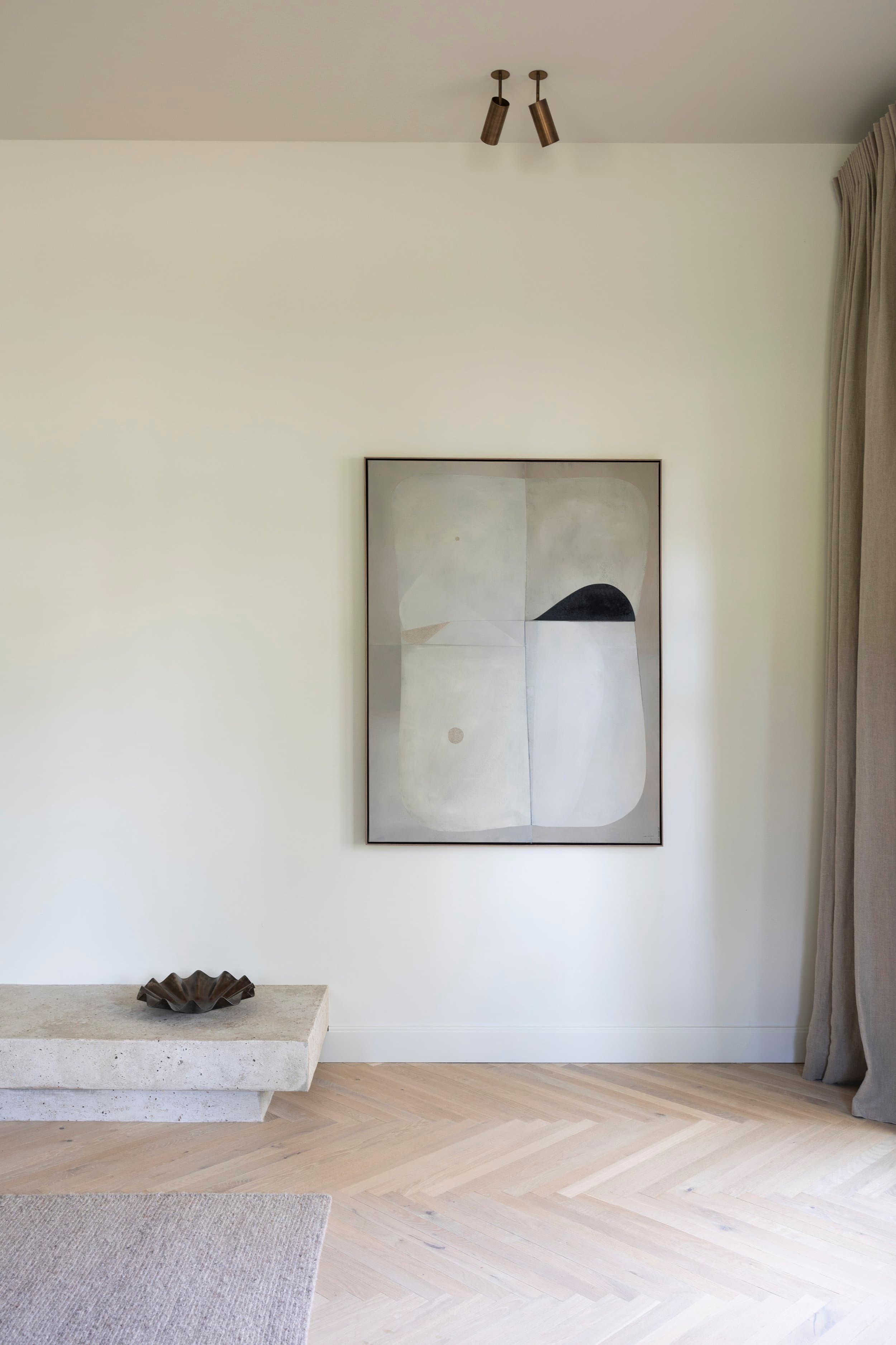 Slaapkamer met minimalistisch kunstwerk en betonnen wastafelmeubel