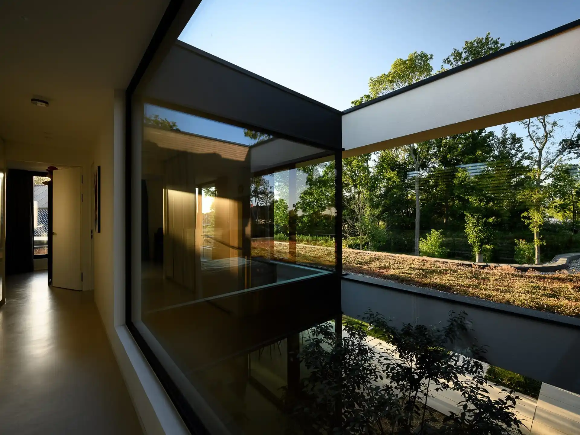 Terrasgang met grote beglazing, zicht op landschap en minimalistisch design