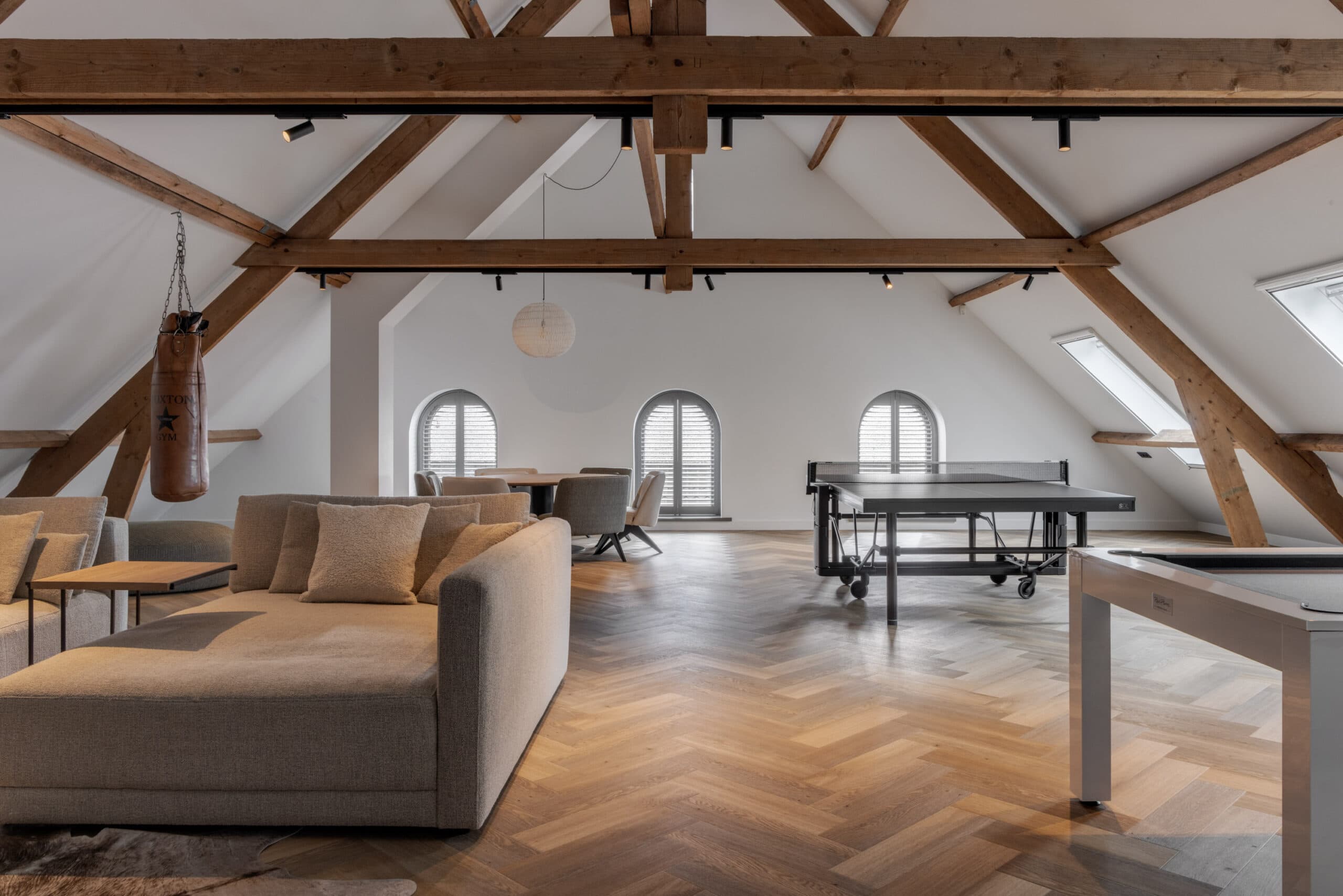 Salontafel met zwart blad en grijze stof sierkussentjes
