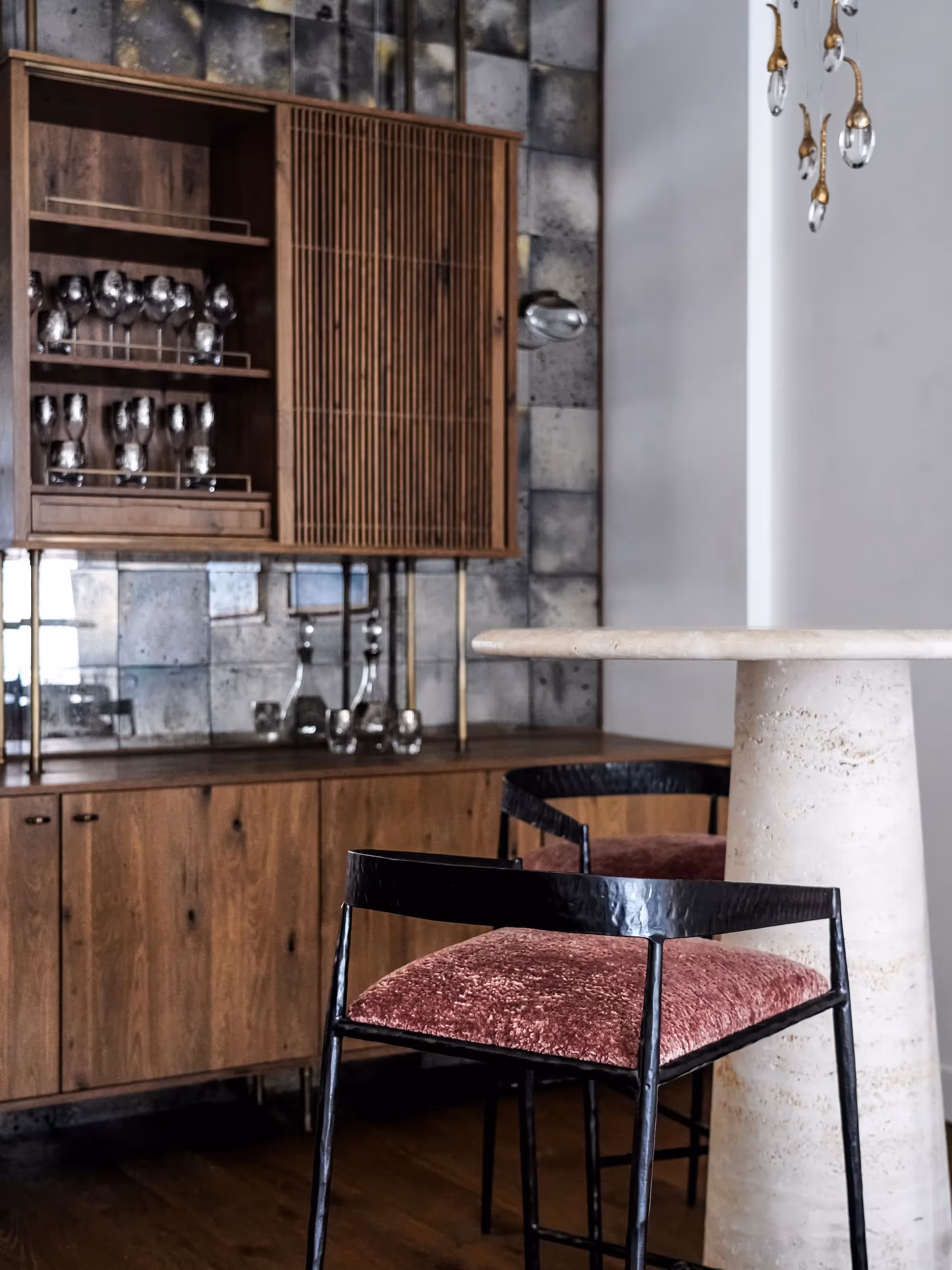 Verzamelkast met glas en eikenhouten inbouwwerk