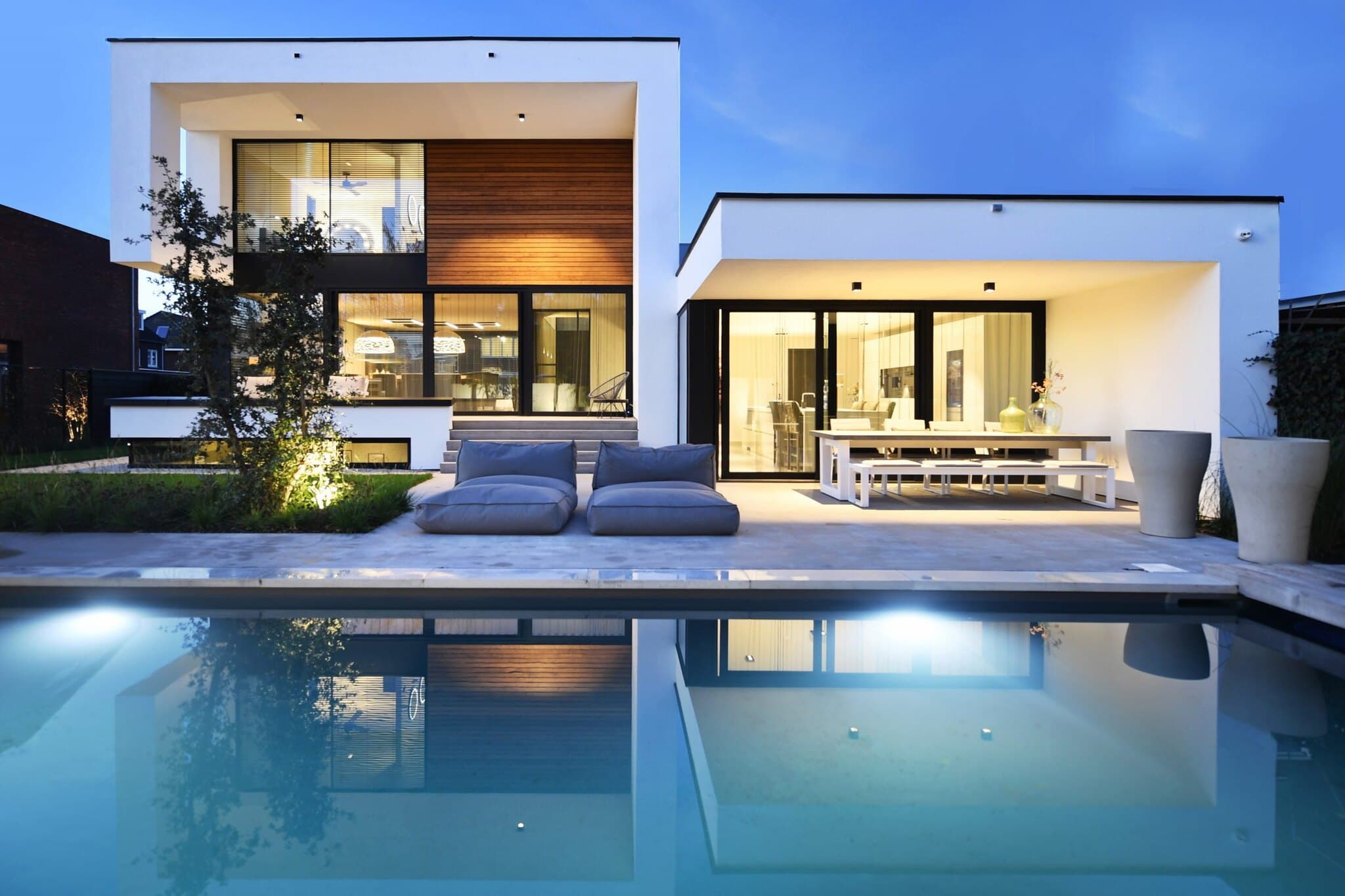 Moderne villa met zwembad, verlichte betonnen terras en loungegebied