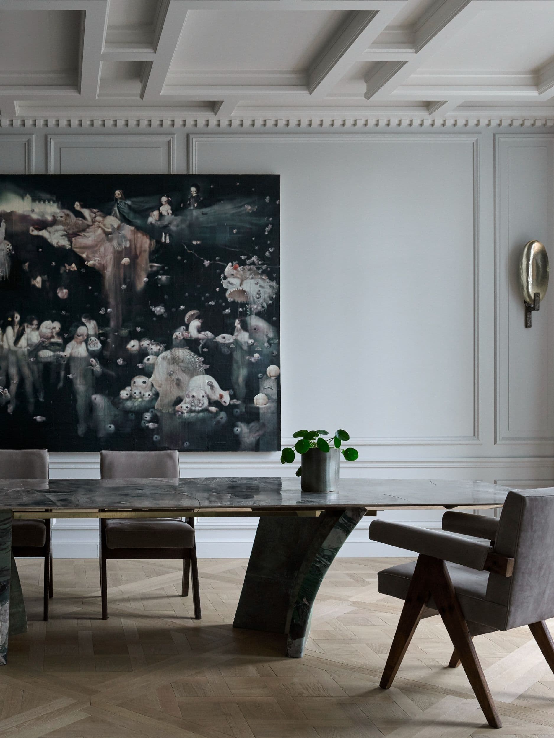 Transitieruimte met gouden kunstwerk en grijze designmeubels