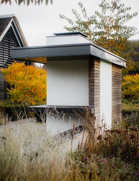 Zeitgenössisches Tuinhuis met grijze muren en minimale architectuur