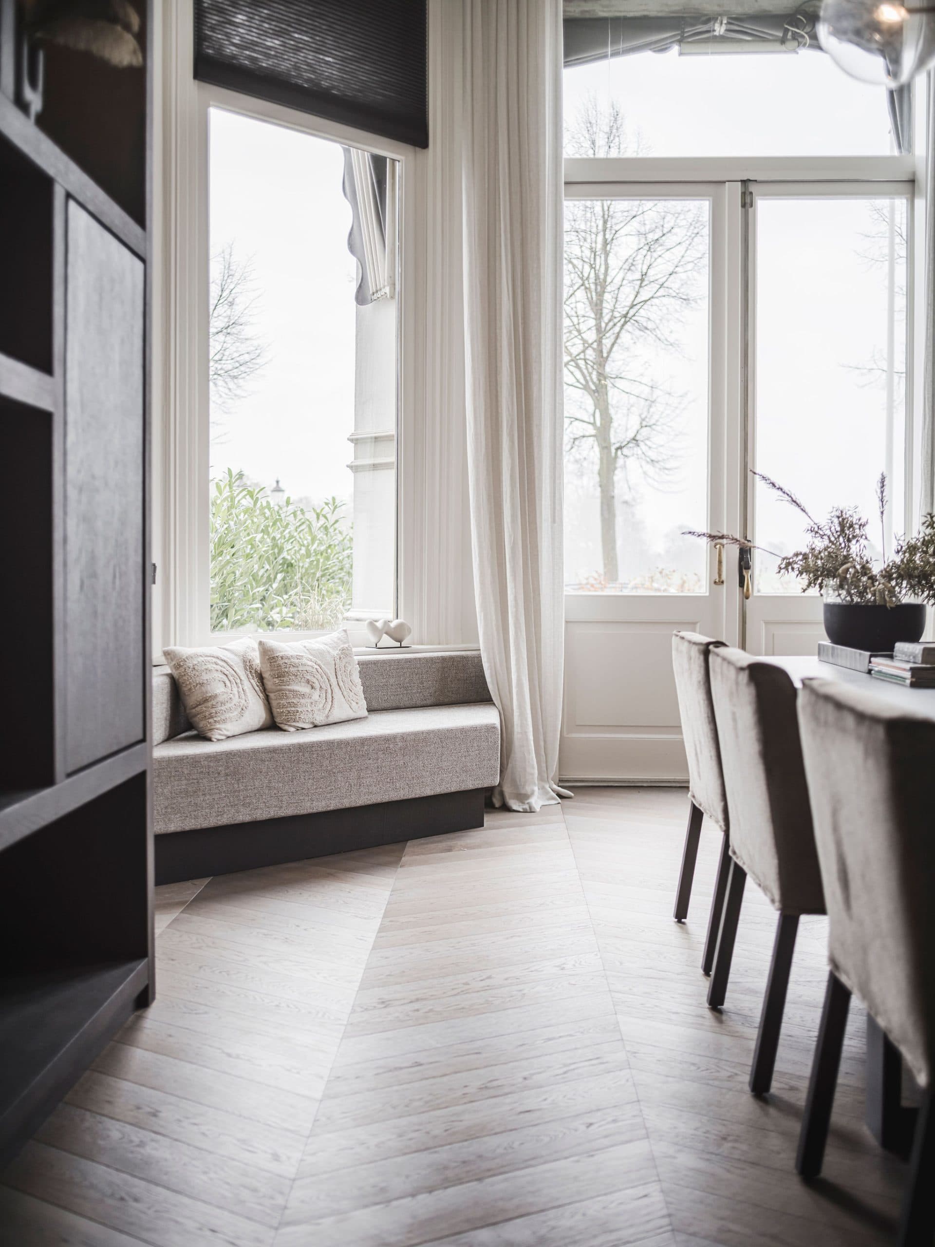 Woonkamer met marmeren haard en beige meubels