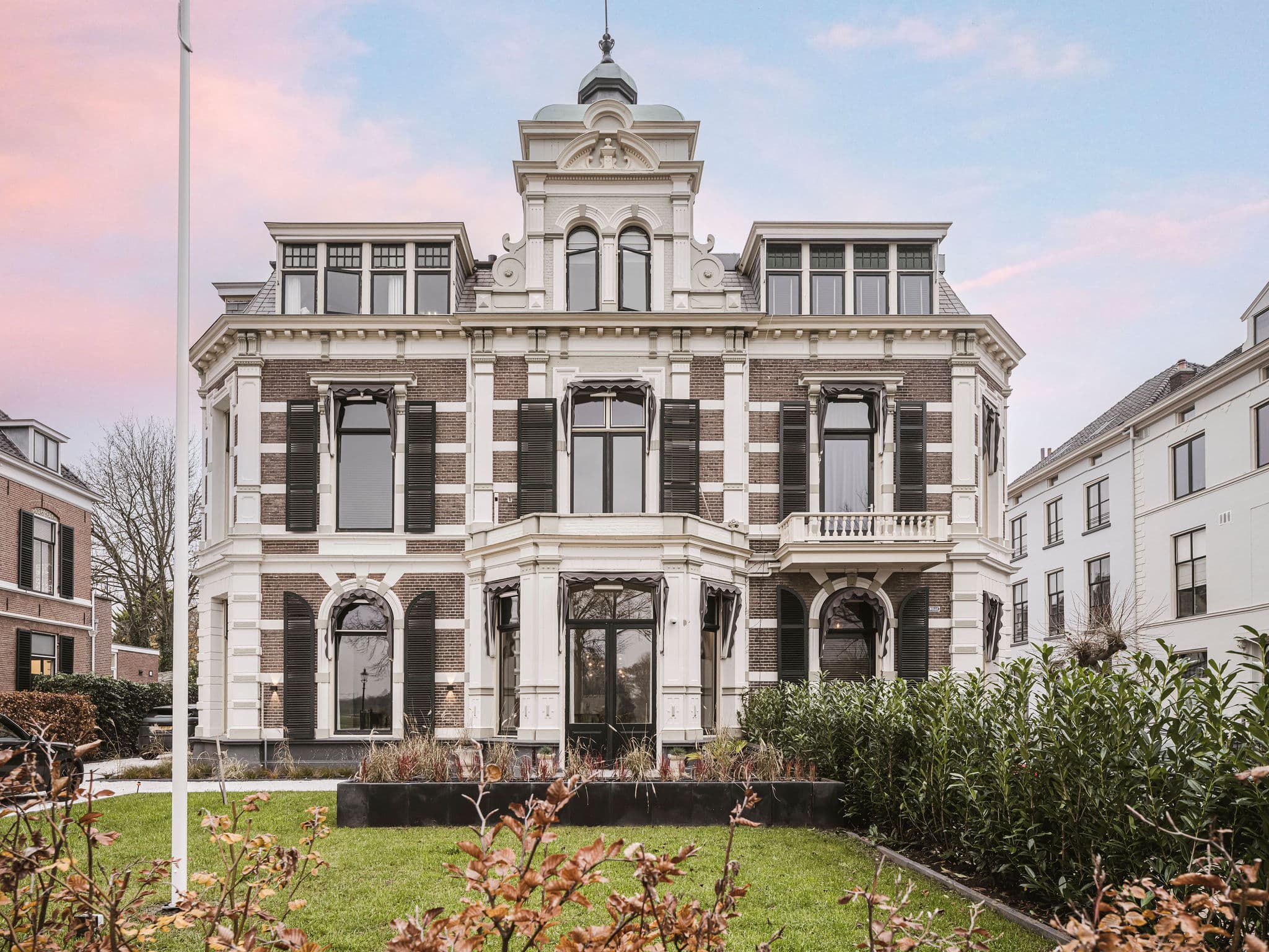 Slaapkamer met gouden radiator en marmeren schouw