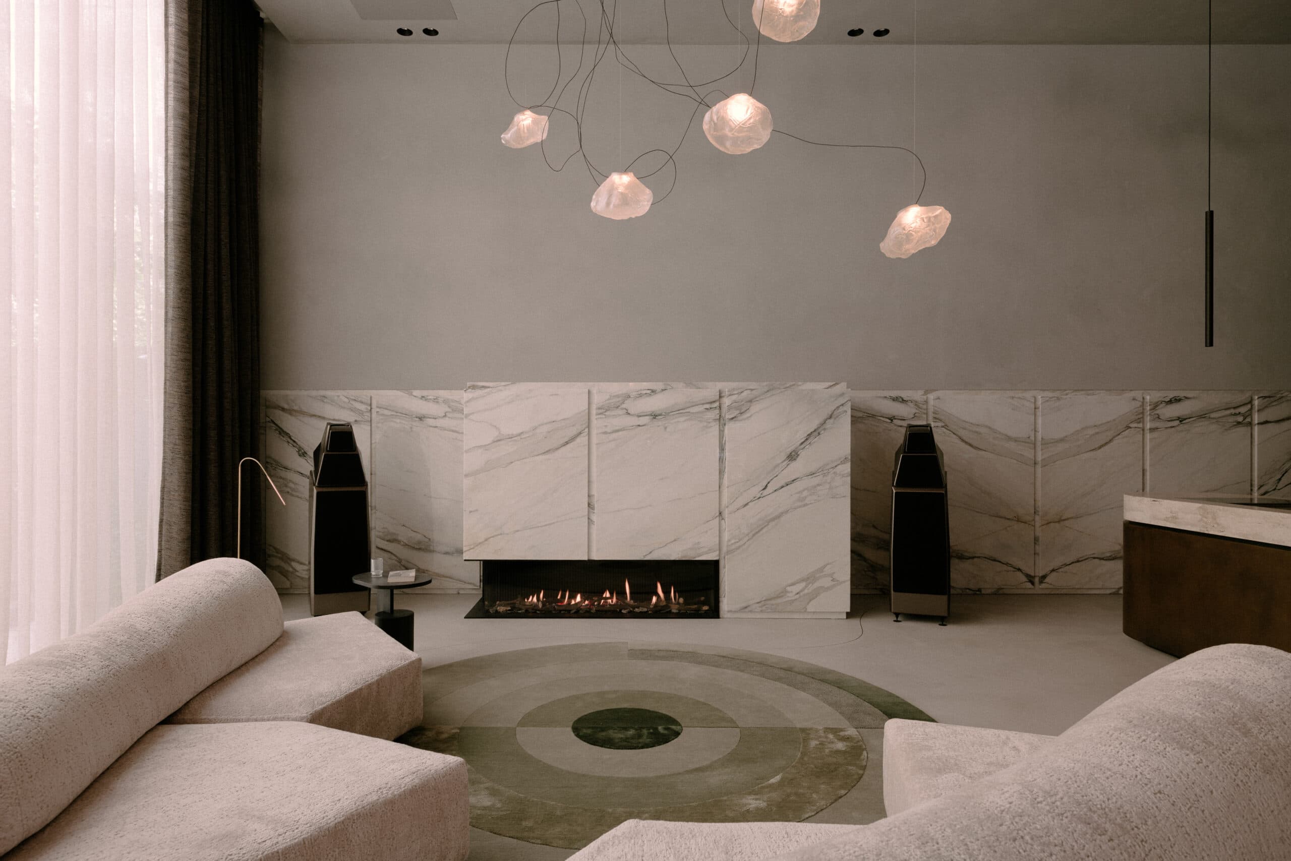 Lounge met marmer wanden, gashaard en witte loungebanken