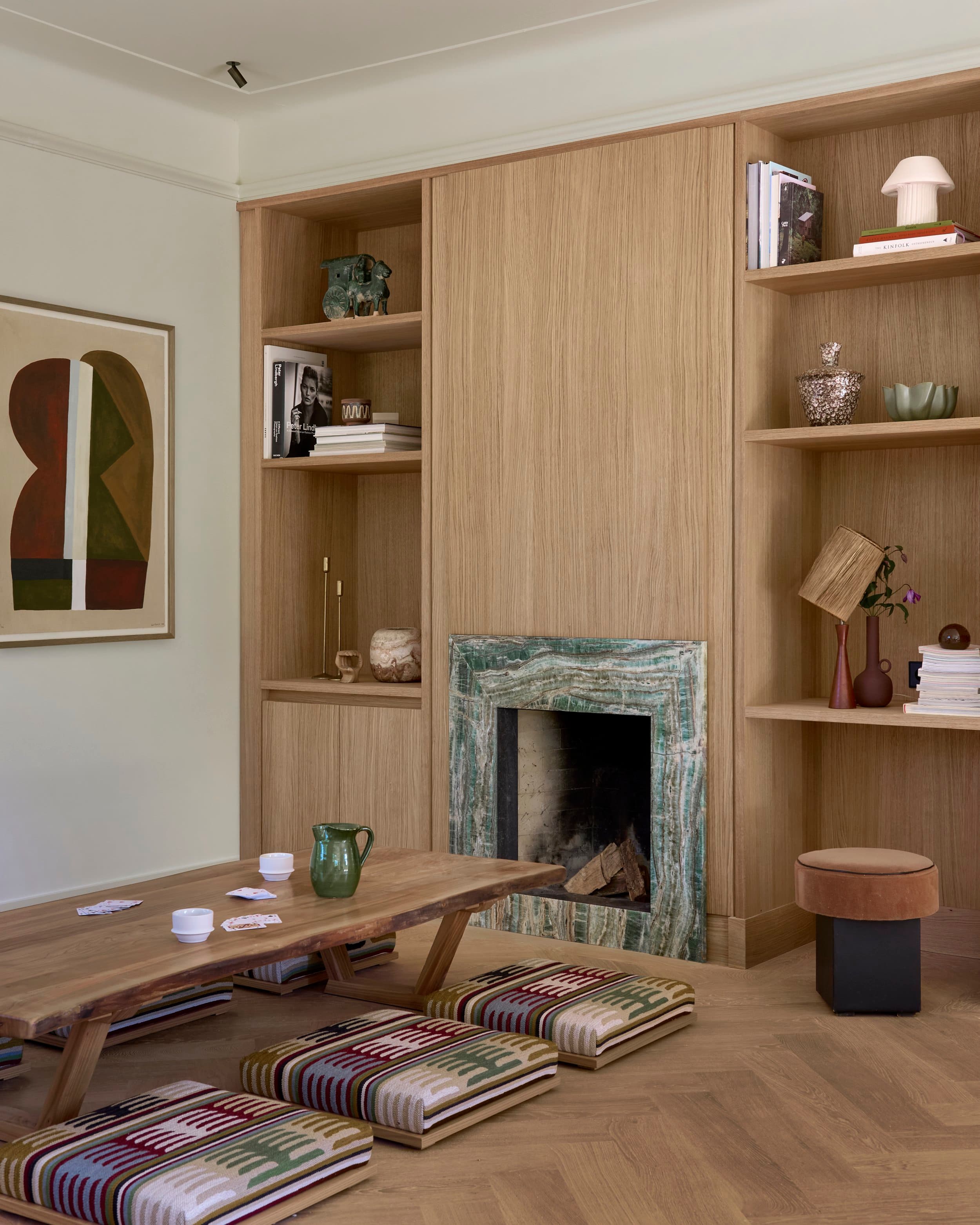 Studeerkamer met eikenhouten kastenwand rond open haard