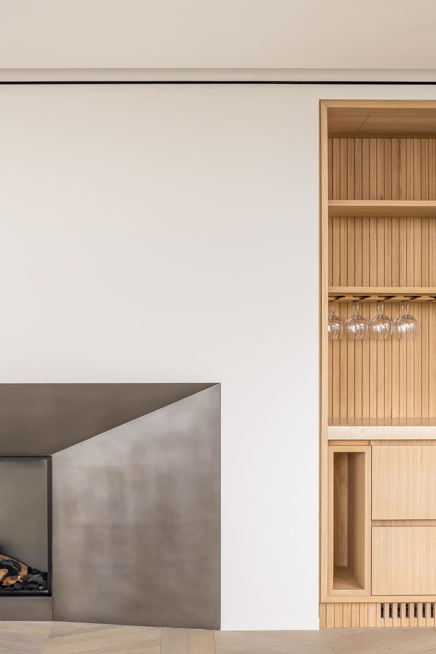 Inbouwkasten eikenhouten vertikal design met glazen deuren