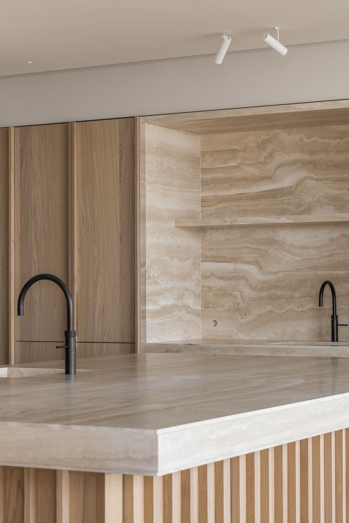 Keuken backsplash met beige tegels en roestvrij stalen kookplaat