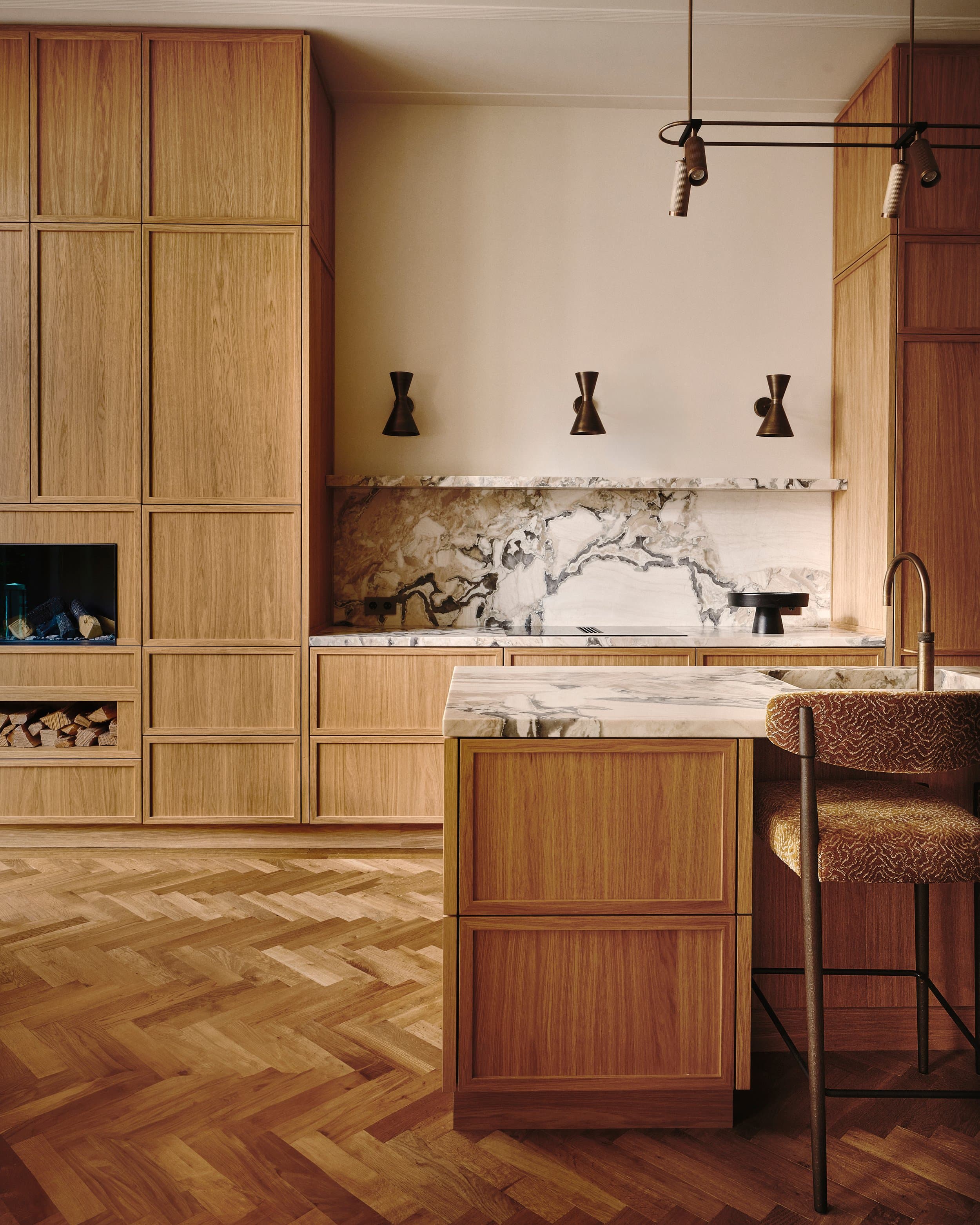 Luxe badkamer met houten wastafels, goudkleurige kranen en spiegelwand