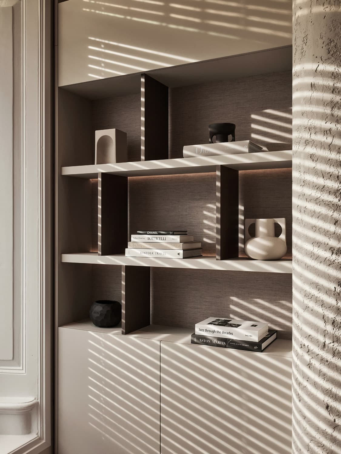 Inbouwkast met donker gestreepte achterwand en witte planken met accessoires