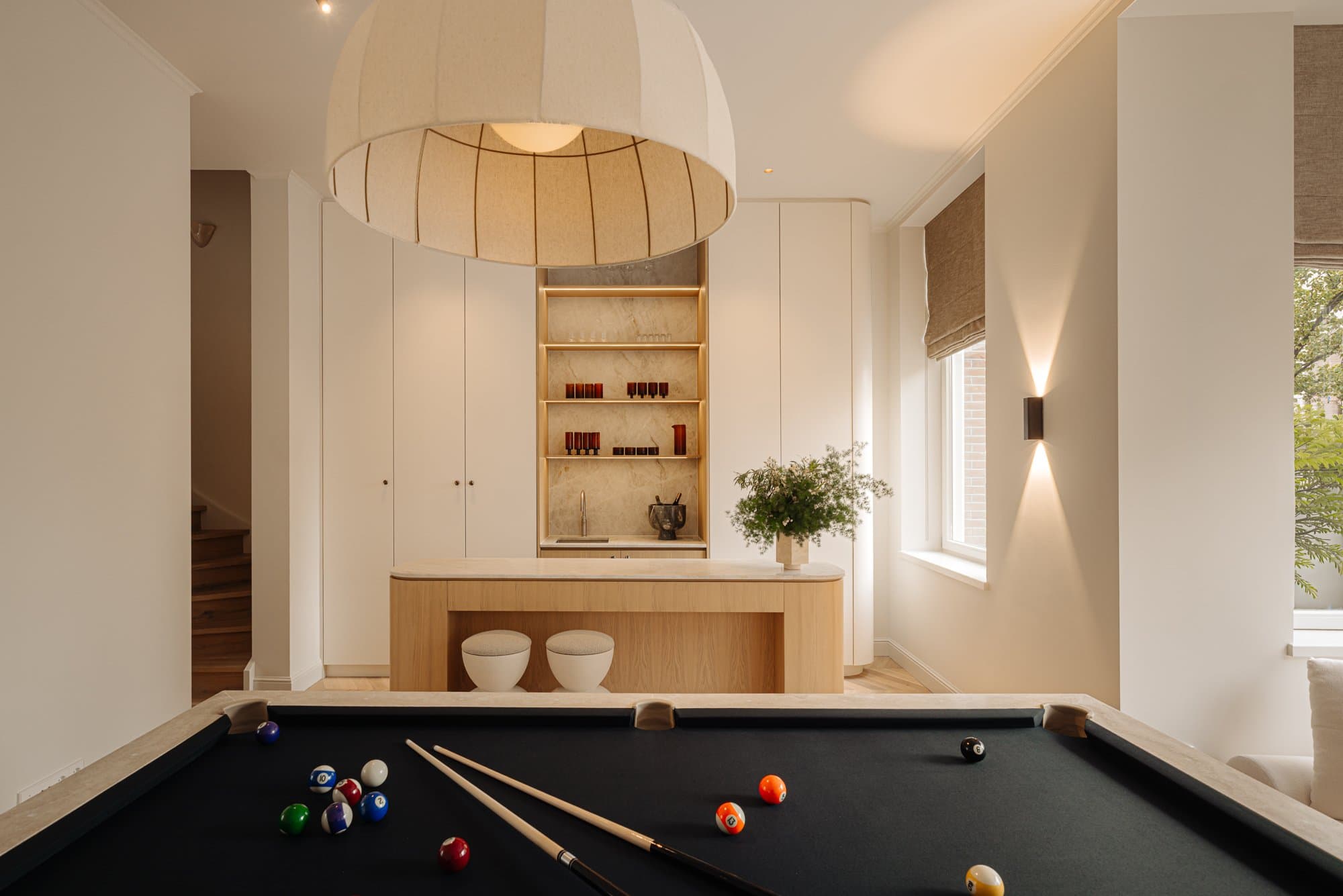 Moderne woonkamer met sfeerhaard en houten hangende koepellamp