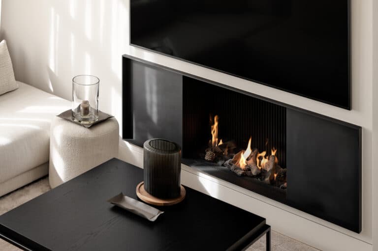 Moderne woonkamer met ingebouwde gashaard en cremekleurige meubels