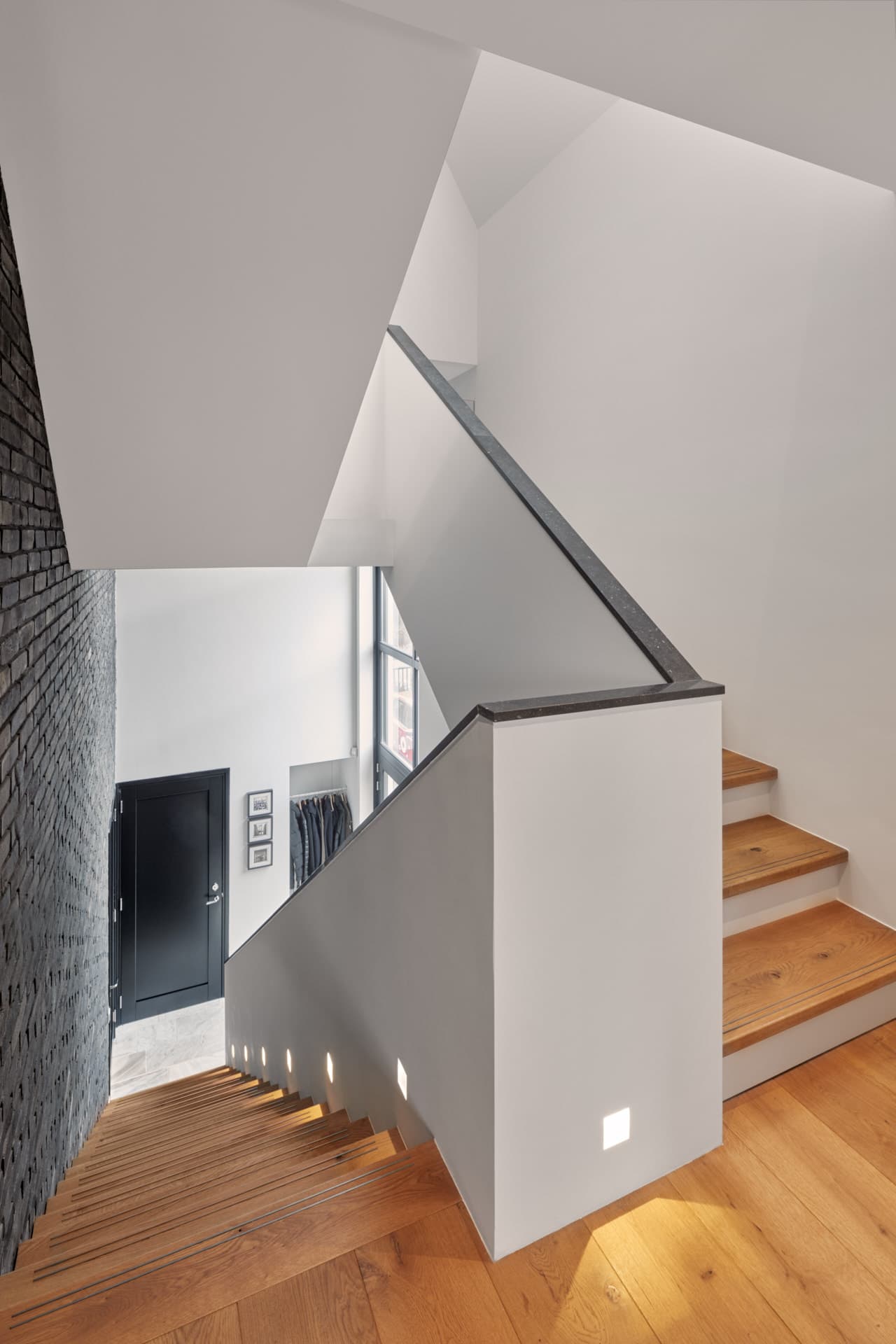 Trap met eiken treden, witte muren en skylight boven