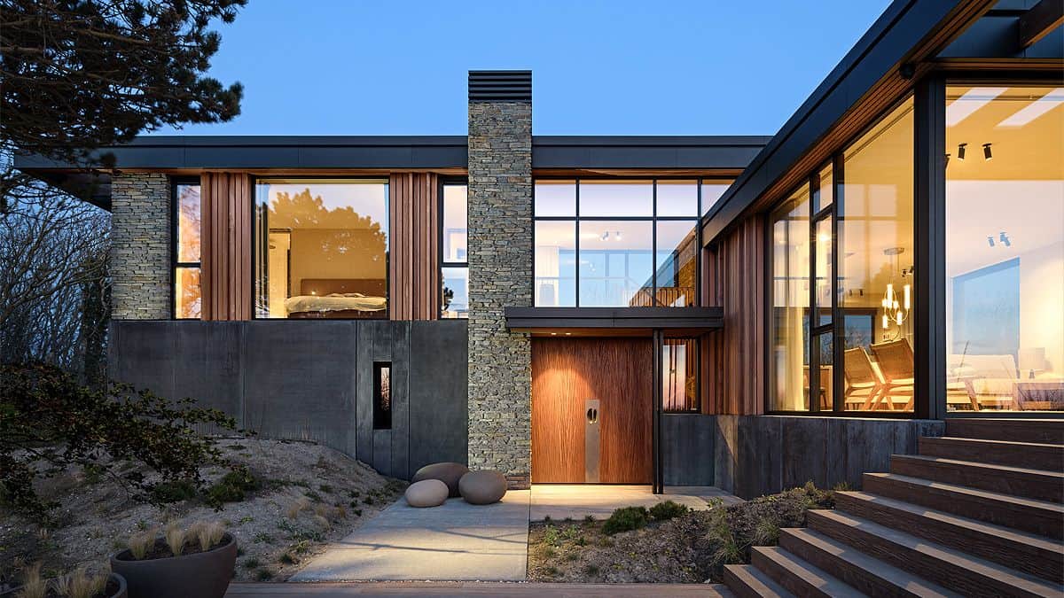 Moderne villa met houten en natuurstenen gevelbekleding, verlichte ingang