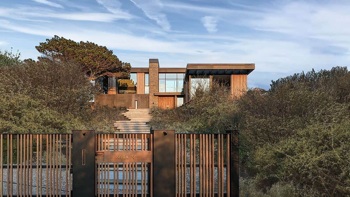 Moderne villa met houten verticale latten en stenen accenten, trappenopgang