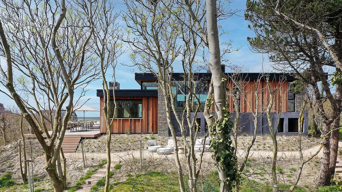 Ruim terras met loungehoeken, houten vloer en grote parasol