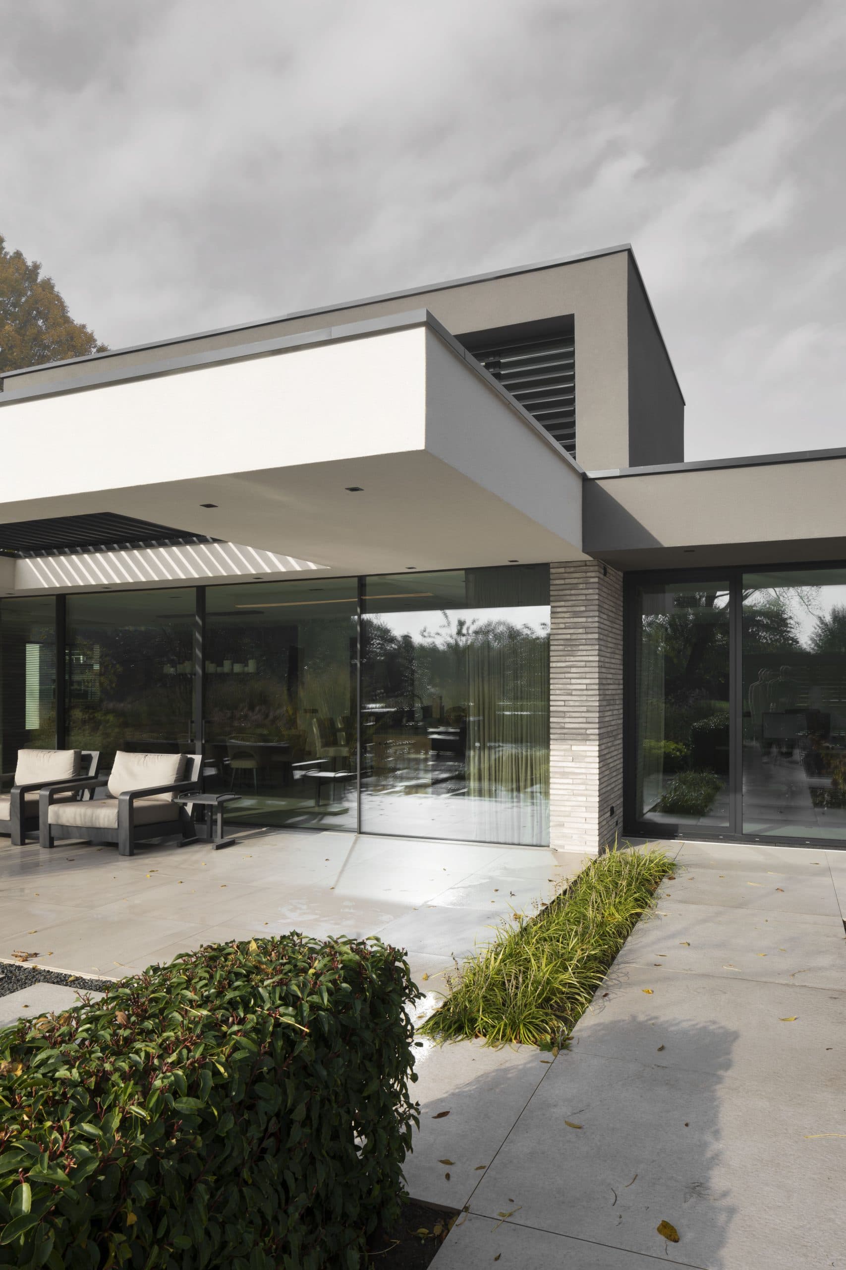 Moderne villa met stalen overkapping, loungegebied en zwembad