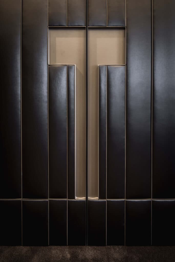 Kastwand met zwarte panelen en beige stoffen binnenzijde, minimalistisch design