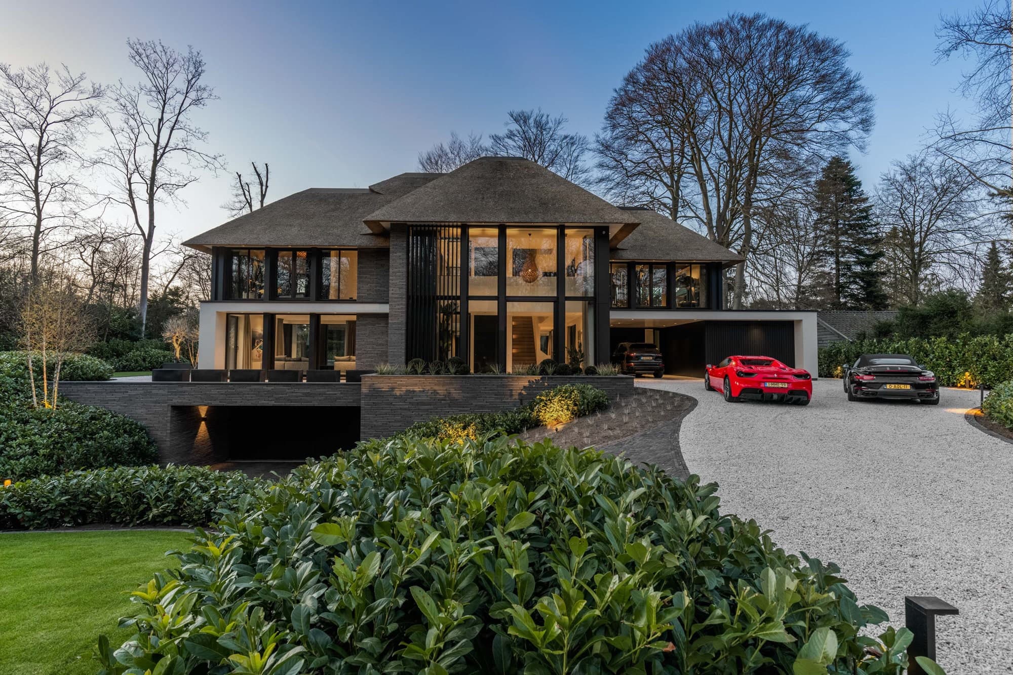 Moderne villa met koepeldak, zwarte accenten en dubbele garage