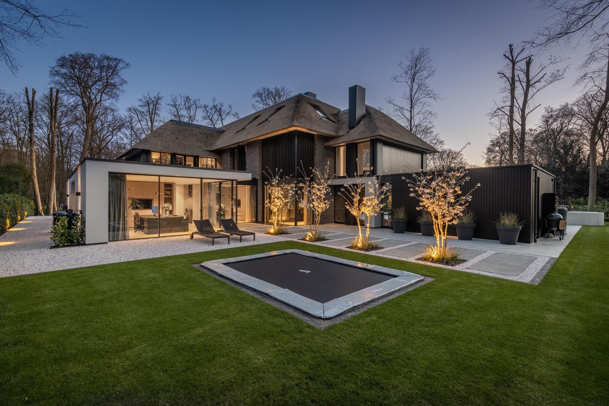 Villa met zwembad, houten terras en moderne gevelsteen