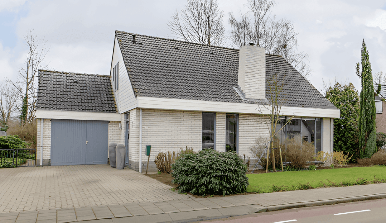 Scandinavische villa met dubbel puntdak en grijze gevel