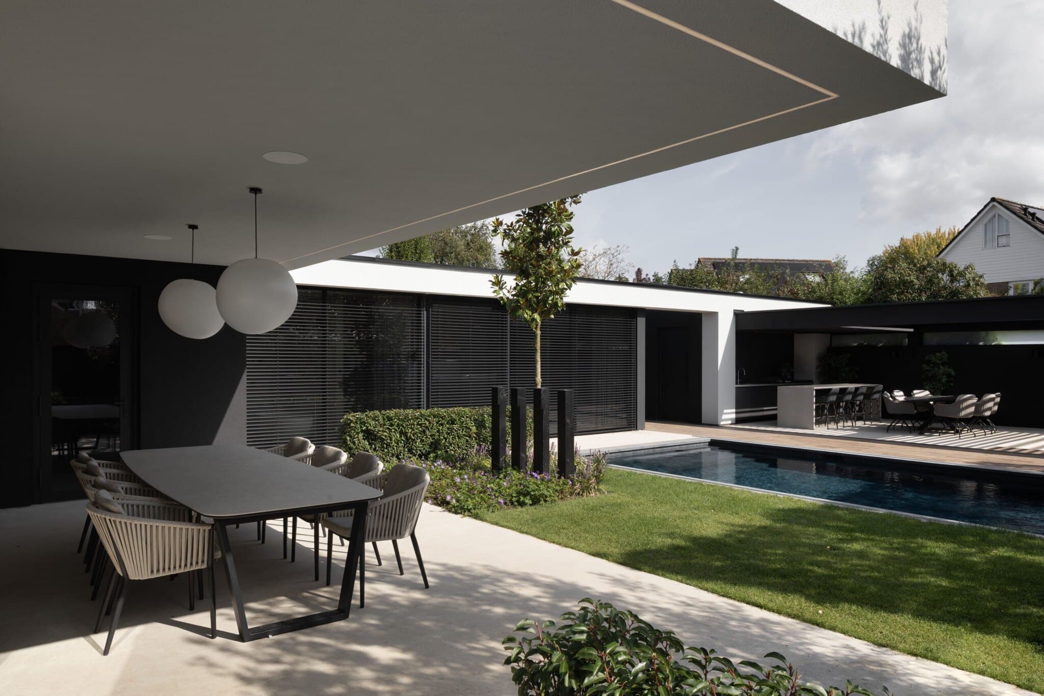 Minimalistisch landhuis met wit betondak en glazen schuifdeuren