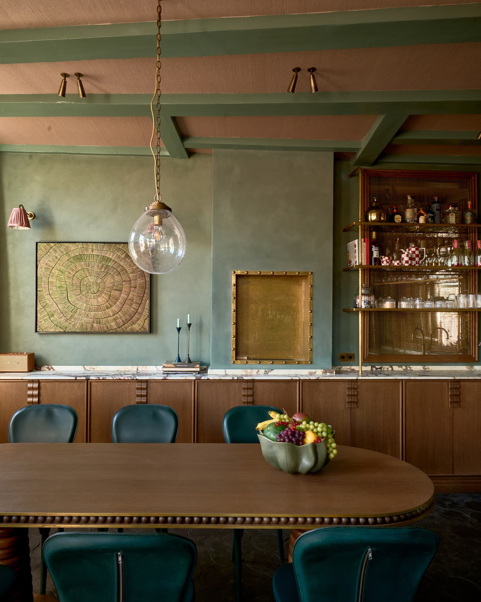 Slaapkamer met geruit gordijn, walnouthouten meubel en geometrisch schilderij