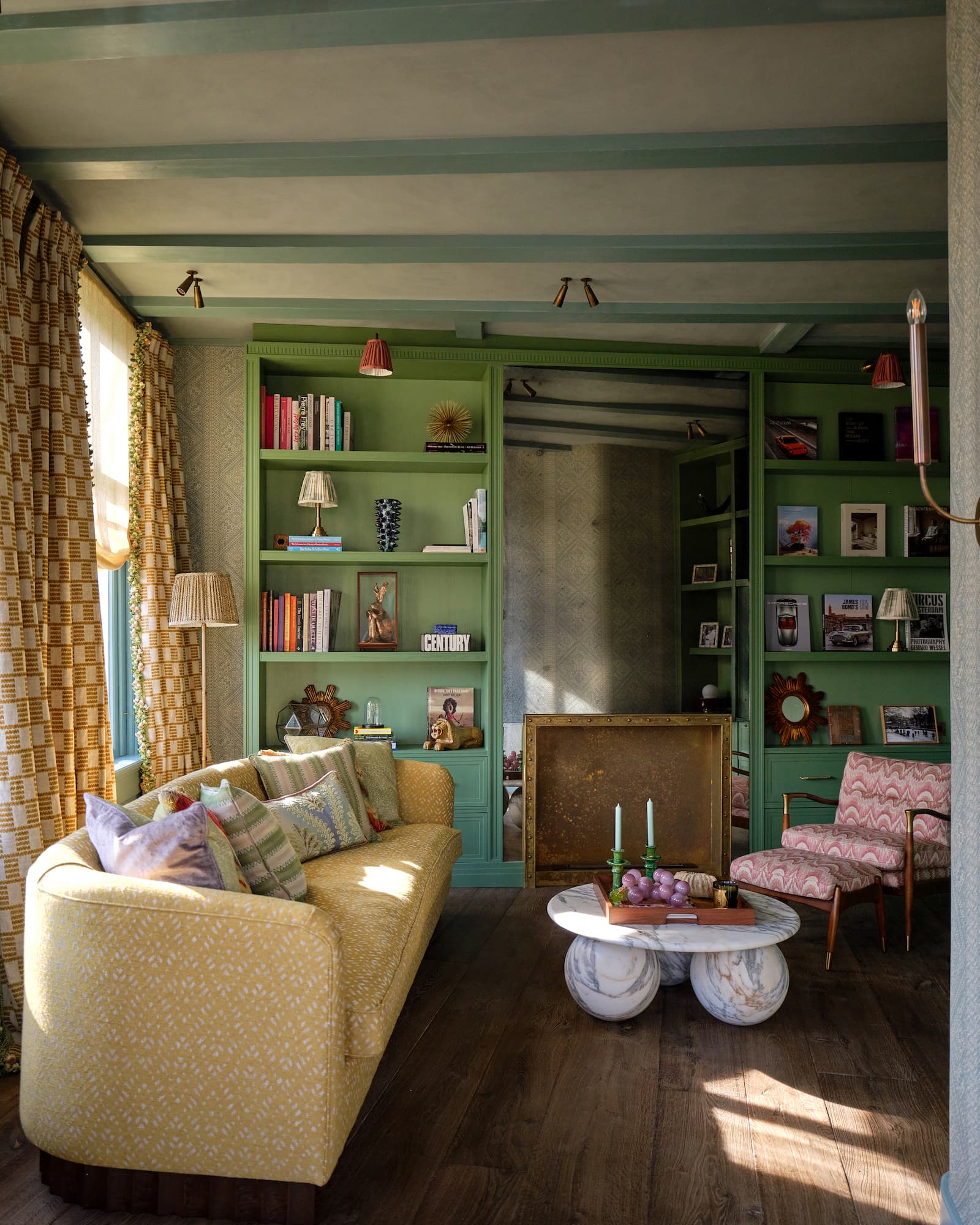 Slaapkamer in nis met groene balken en beige gestructureerde wanden