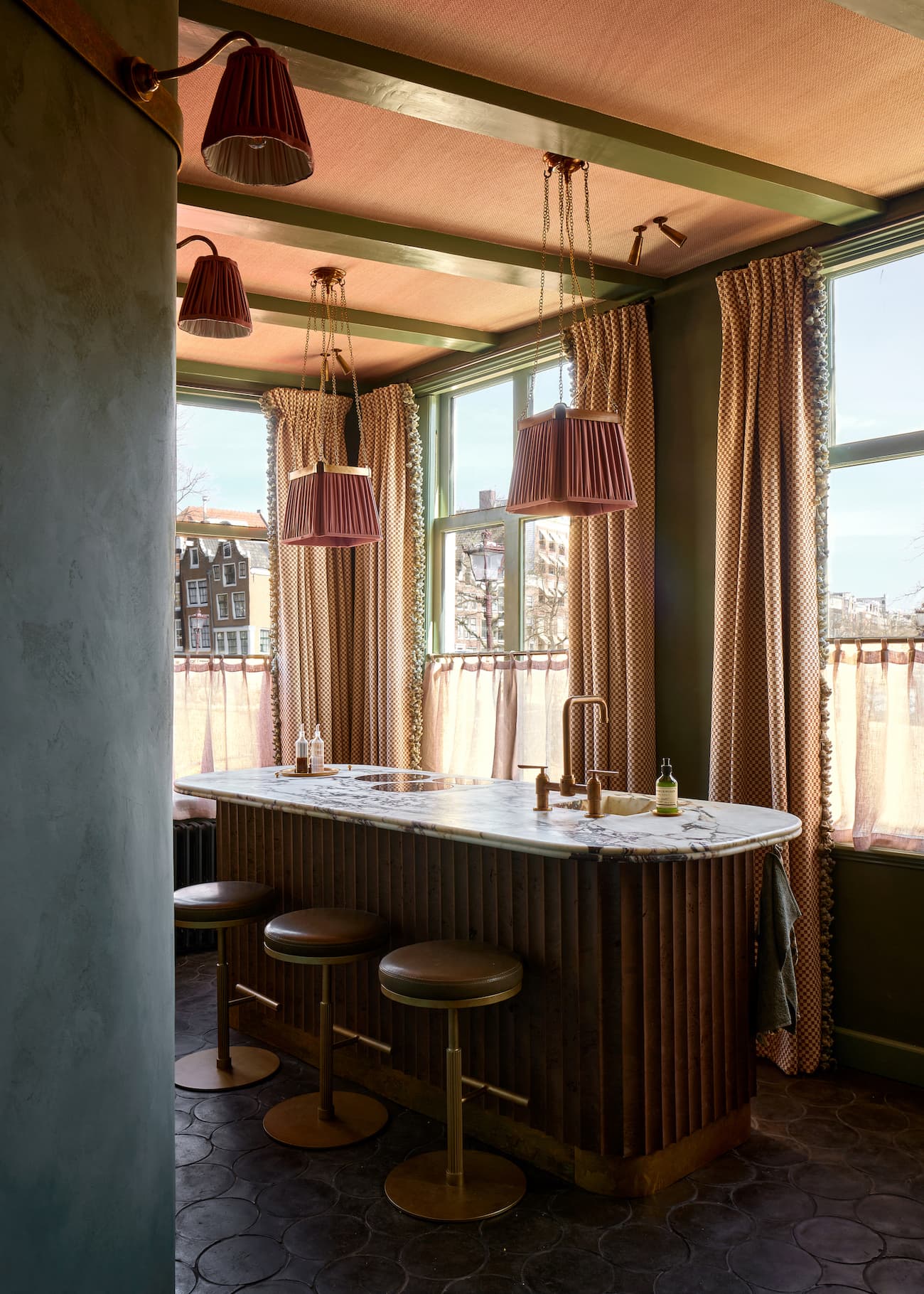 Eetkamer met groen afgewerkt plafond, marmer blad en turquoise stoelen